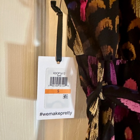 Beautiful faux-wrap Kensie dress with tags attached - Picture 5 of 5